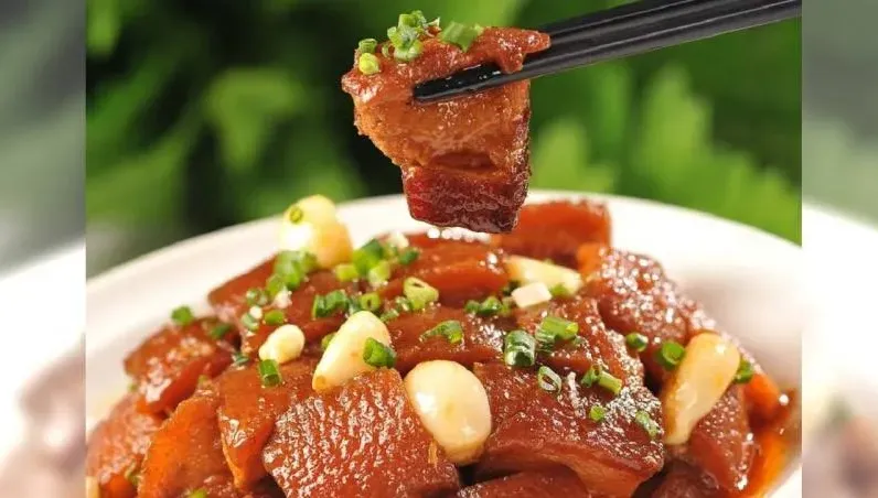 滷味煮久恐致癌！譚敦慈用「鳳梨」取代糖入菜　肉煮半小時就軟爛