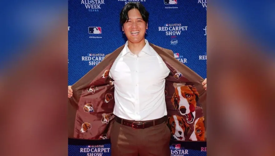 大谷西裝打開開！曬愛犬圖樣刺繡　牽美妻走明星賽紅毯