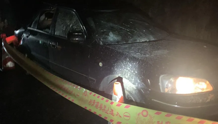 驚險躲過！宜蘭台7甲36.8K「落石砸爛車」　駕駛乘客奇蹟毫髮無傷