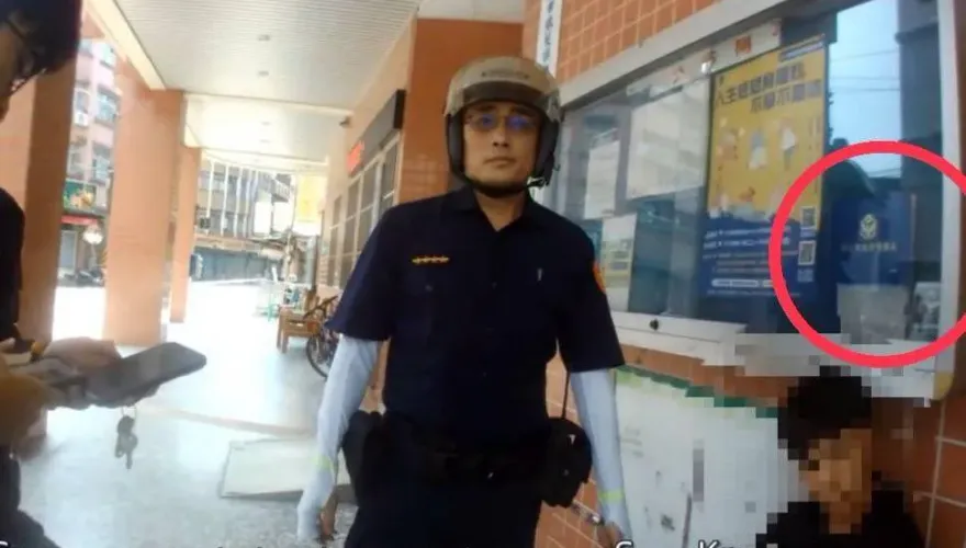 影/相約巡邏箱前面交！淡水超囂張車手騙阿嬤70萬　警察正好來簽到