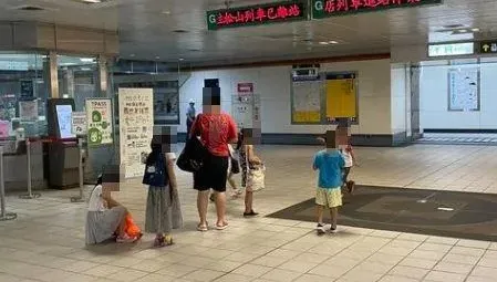 捷運驚見「超級阿嬤1打6」！網友驚呆狂讚：真的是英雄