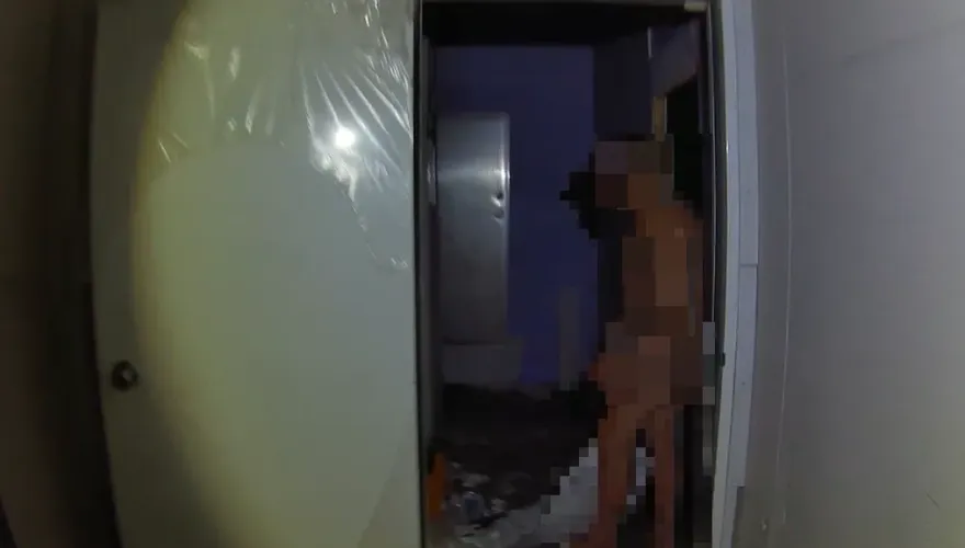 影/全裸通緝男藏身空屋「偷剪電線」　遭警逮捕送辦