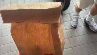 嫩弟衝麥當勞櫃台重現10年前「麥克瘋」舞　還真的拿到免費大麥克