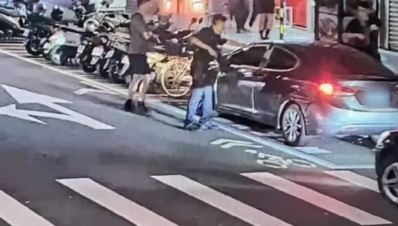 路邊噓噓被喝斥！2尿男見笑轉生氣　竟持西瓜刀狠砍9cm傷