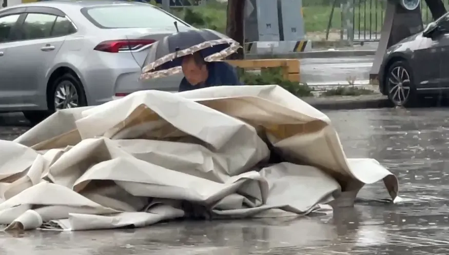 快訊/狂風暴雨夾擊！斗南田徑場帆布遭吹落　躲雨民眾「驚嚇狂奔」