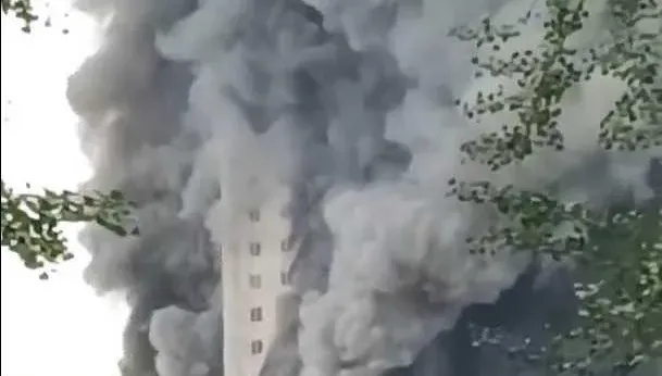 快訊/四川九鼎百貨公司驚爆大火！濃濃黑煙吞沒建築已6人死亡