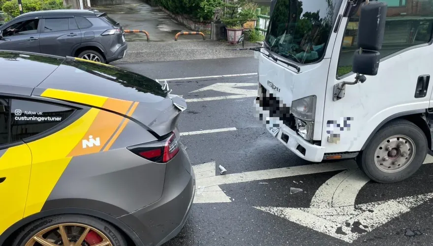 爆料找中天/租特斯拉挨撞「0肇責」竟得自負損失？　租車公司澄清：會理賠