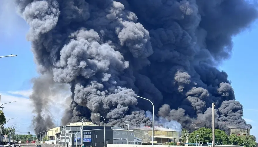 關緊窗！台南工廠大火炸出「黑煙蕈狀火球」　下風6區注意髒空氣來襲