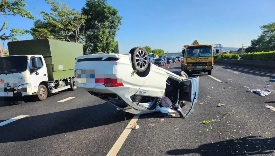 國1南向166K自撞護欄烏龜翻！轎車駕駛及時爬出…有驚無險