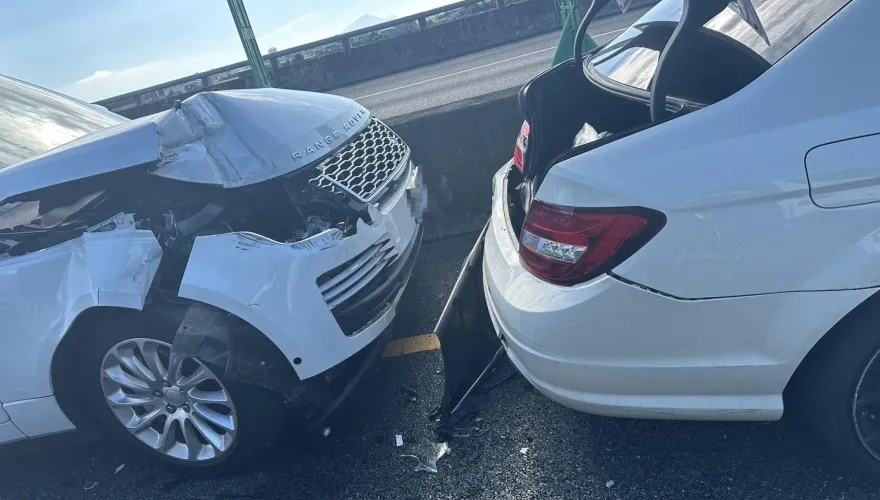 國5宜蘭頭城段5豪車追撞畫面曝！豪華休旅車追尾賓士　遊覽車車頭毀
