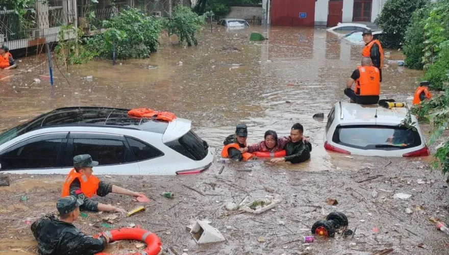 陝西暴雨成災！寶雞市「單日降1個月雨量」　水深逾2公尺多車被沖走