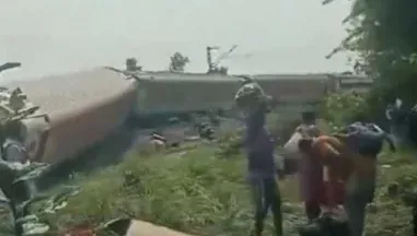 急抱行李逃出車廂畫面曝光！印度北方火車嚴重出軌　翻覆受損傷亡慘重