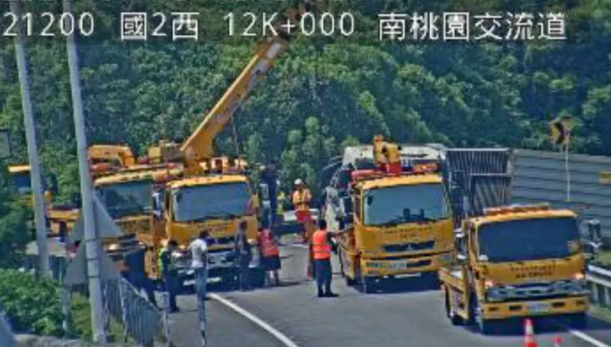 快訊/國道2西向機場支線車禍　貨櫃車自撞護欄翻車