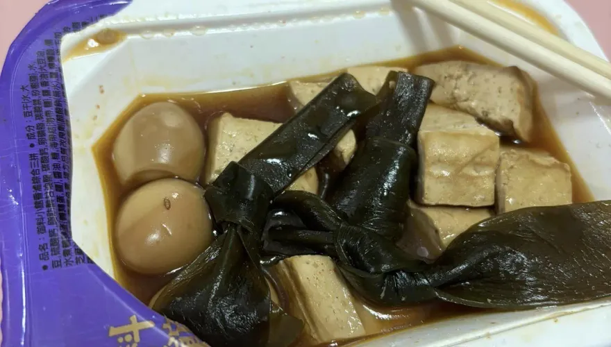 影/太恐怖了！連鎖超商冷藏滷味藏蛆　業者：請廠商了解中