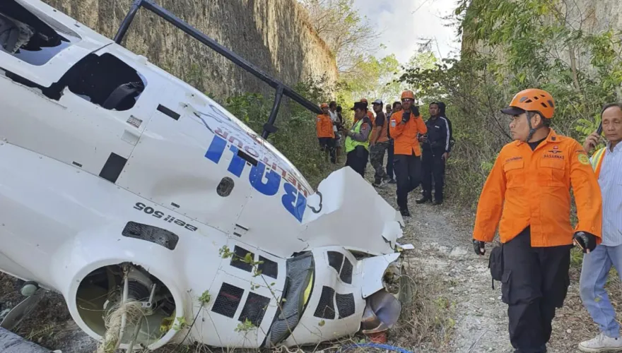 影/現場畫面曝！疑遭風箏線纏繞　峇里島直升機驚傳「墜毀山壁」5人送醫