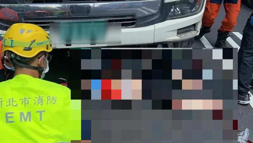 快訊/新店7旬婦騎機車擦撞水泥預拌車！連人帶車捲車底遭輾　命危送醫搶救