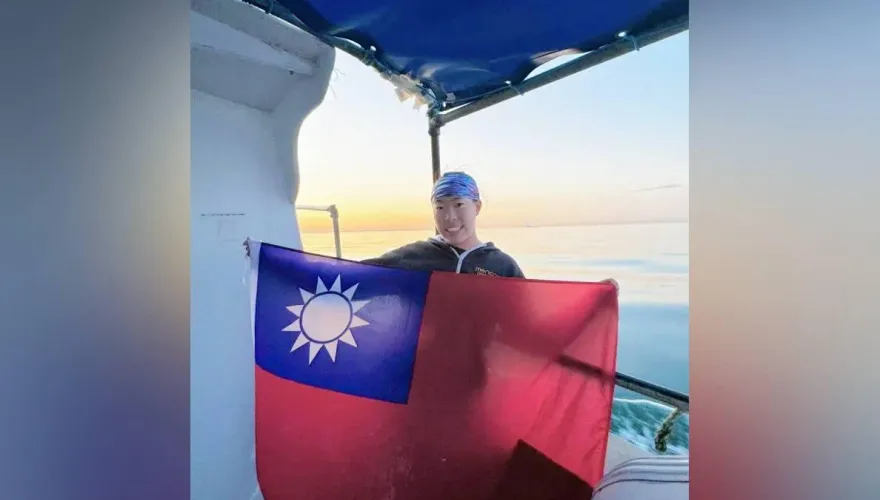 影/台灣第一人！許汶而「划臂逾12小時」單獨泳渡英吉利海峽