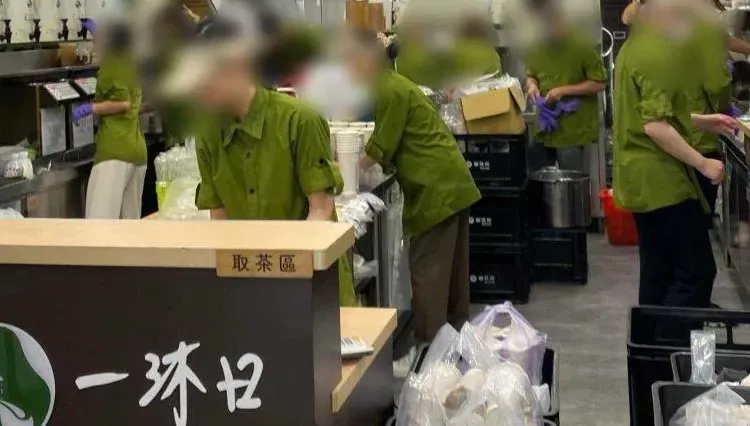 手搖飲店「擠滿14人上班」畫面曝！　前員工：還沒開就有人在排隊