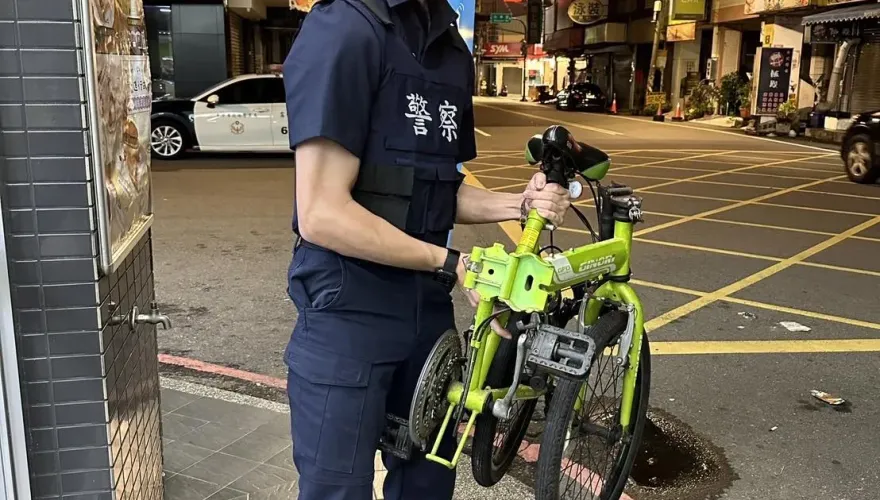 深夜11點獨坐超商不敢回家！台中女童因「功課沒寫完」啜泣　暖警開解助返家