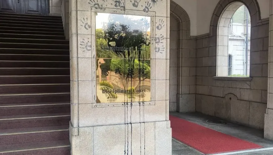 快訊/司法院大門遭潑黑漆蓋黑手印　中正一警：鎖定嫌犯追緝中