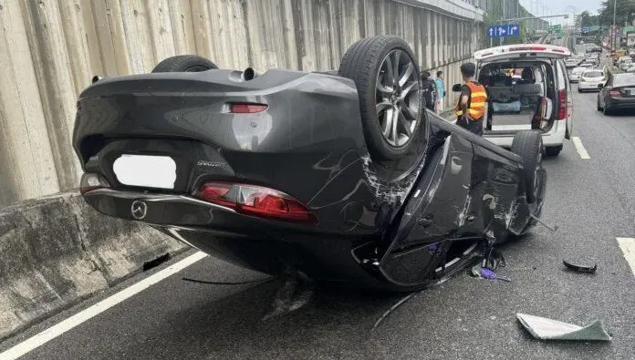 快訊/2車嚴重追撞！國一高雄九如段1車「烏龜翻」　1男童傷勢不明送醫