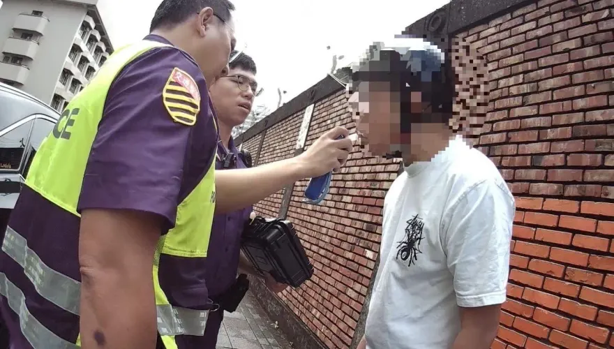 大白天醉騎微型電動二輪車　因後照鏡破損遭警攔下場慘了