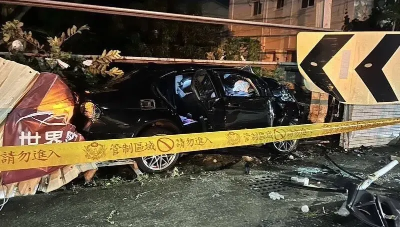快訊/高雄凌晨轎車高速自撞號誌桿　2人重傷「越女不治」