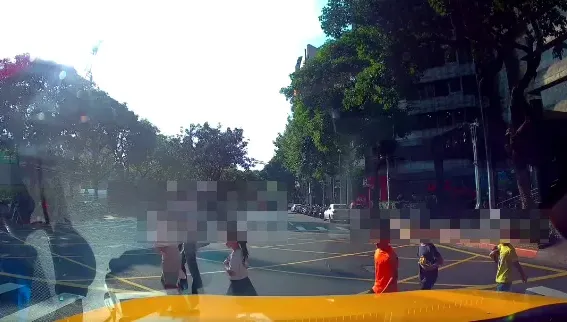影/台北4娃突衝出馬路！運將按喇叭「不要跑」被嗆：叭什麼東西啦