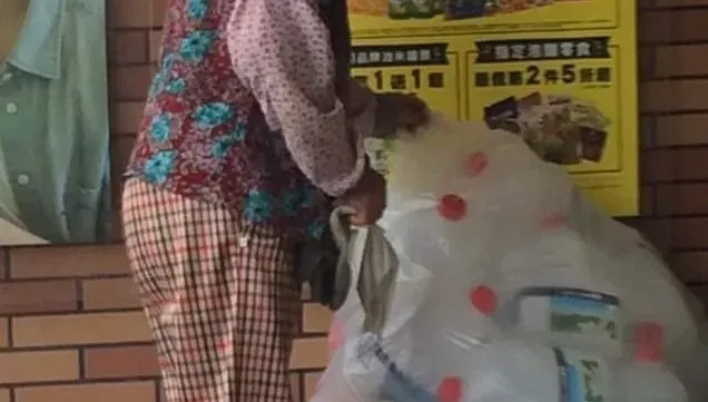 暖男想請「回收嬤」喝飲料！她回：店我們開的　網：侮辱性極大