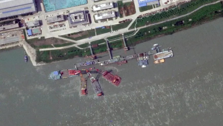 陸039型潛艦出事了？衛星照曝「4艘起重駁船」現蹤武昌造船廠