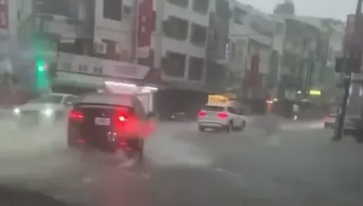 快訊/台南雨好大！新市馬路變「小溪」　永康保生宮前騎車在渡河
