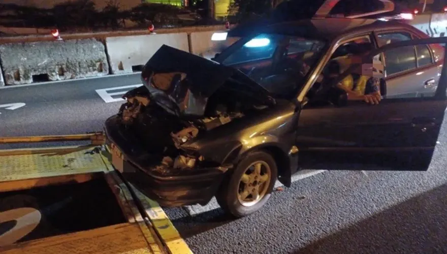 快訊/重大車禍！國道1號北上33.8K驚傳「車頭撞掀」　駕駛、乘客傷勢曝