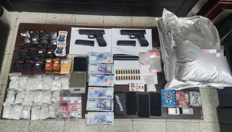 影/太囂張！毒品、手槍堆放停車場「廢棄車內」　2毒販慘被緝毒犬打臉