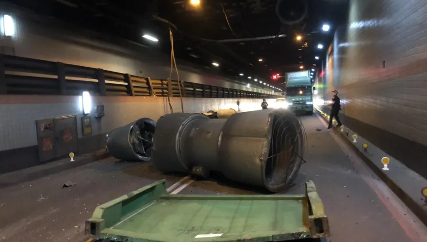 快訊/高雄過港隧道「鼓風機」遭撞墜地　紫爆回堵到碼頭