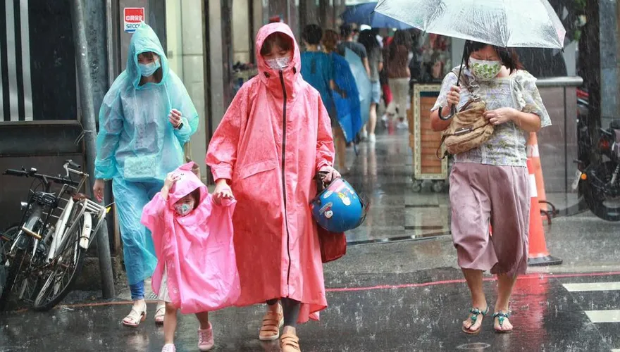 下班尖峰時間雨彈開炸！慎防積水　雙北災害應變中心三級開設