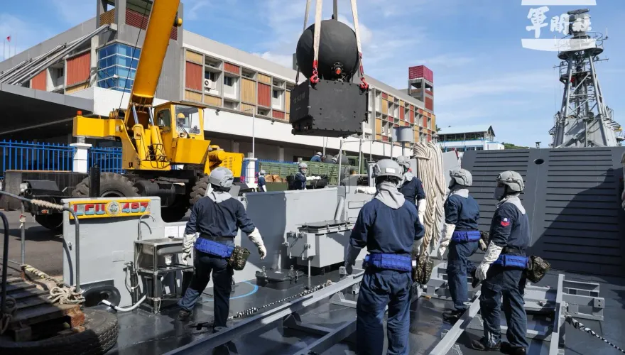 漢光40號首日　海軍演練布雷艦艇裝載布放