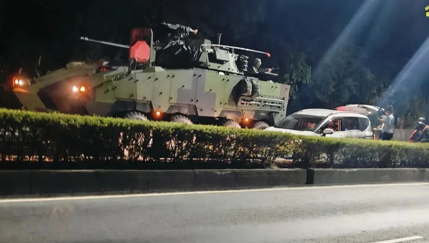 快訊/雲豹裝甲車遭自小客車撞擊！駕駛恐面臨破億賠償　新北八里全程目擊