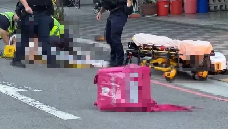 快訊/台中熊貓攔腰自撞拖板車！　「車頭全毀、安全帽噴飛」外送員不治身亡