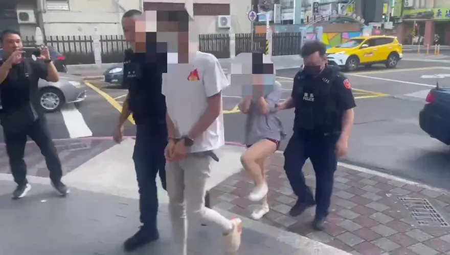 快訊/網路口角尋仇！板橋短褲妹撂4男衝少年家砍他　狠辣模樣曝光