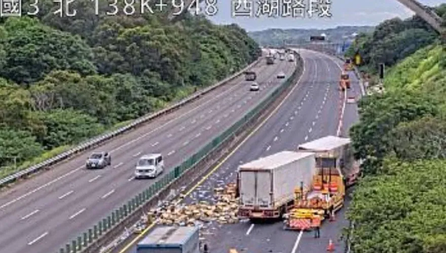 快訊/暫時全線封閉！國3北上138k「大型聯結車貨物散滿車道」