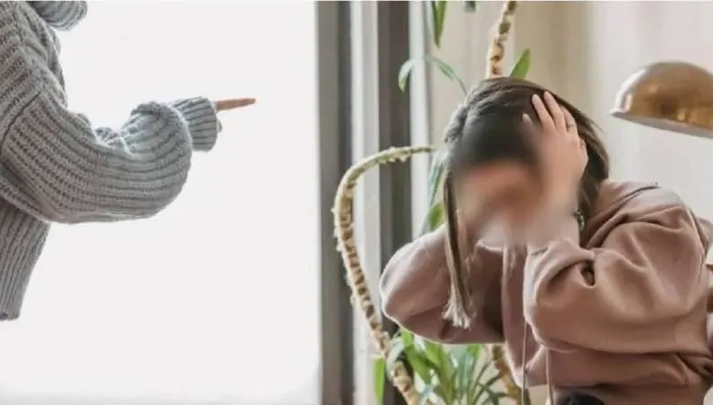 併桌陌生孩玩湯鍋燙傷！女童媽遷怒罵：怎不幫顧？　她嗆：關我屁事
