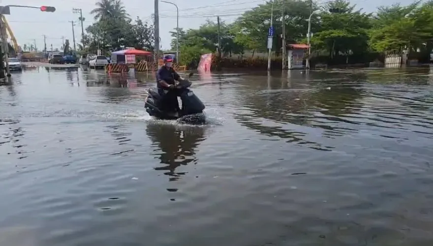 影/台灣水都！東港、旗津「海水倒灌」淹水第4天　居民苦不堪言