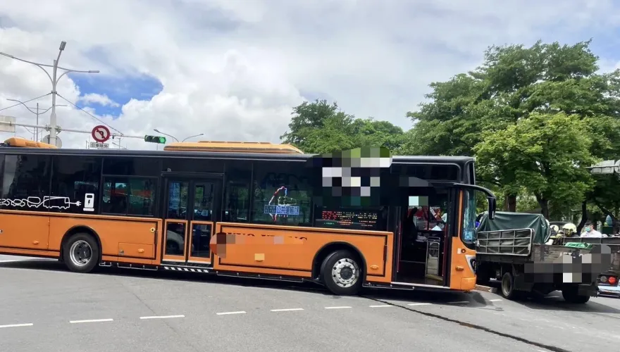 快訊/撞擊瞬間曝！北市小貨車正面對撞公車　駕駛雙腿骨折昏迷送醫