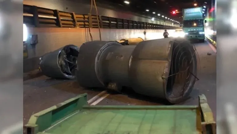 賠慘了！高雄貨櫃車肇事釀大塞車　掀落3台排煙風機修理費1000萬