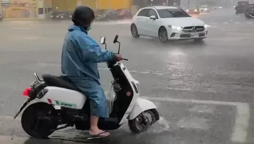 快訊/台南永康一淹再淹！永大夜市雷雨成災　路面慘遭淹沒