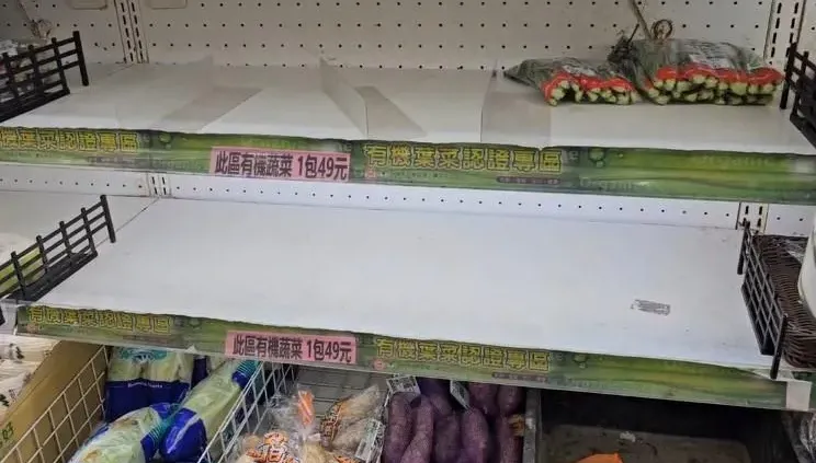 影/颱風天掃貨即景！宜蘭超市菜架全被掃光　新竹貨架「空空如也」