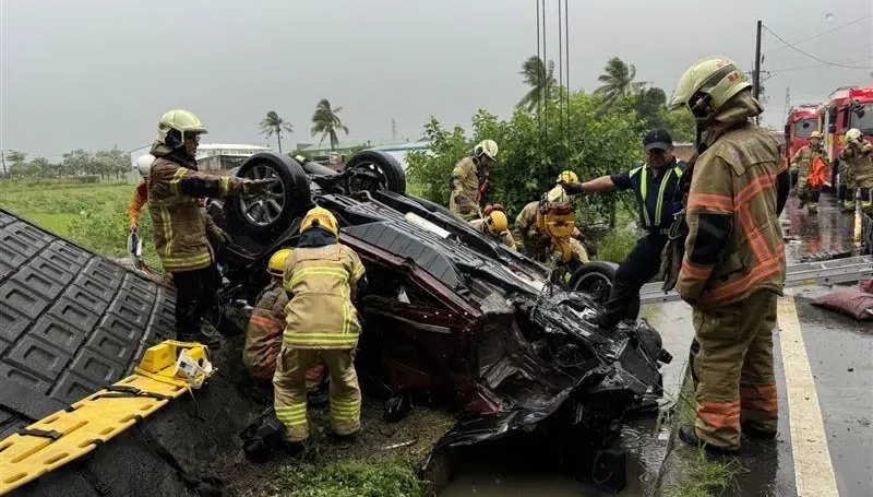 快訊/凱米颱風害的？國3新化段車衝出高架墜「平面道路」　父女送醫
