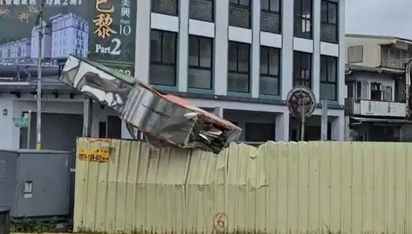 凱米颱風全台鬧事！宜蘭超市招牌不敵強風「硬聲折斷」