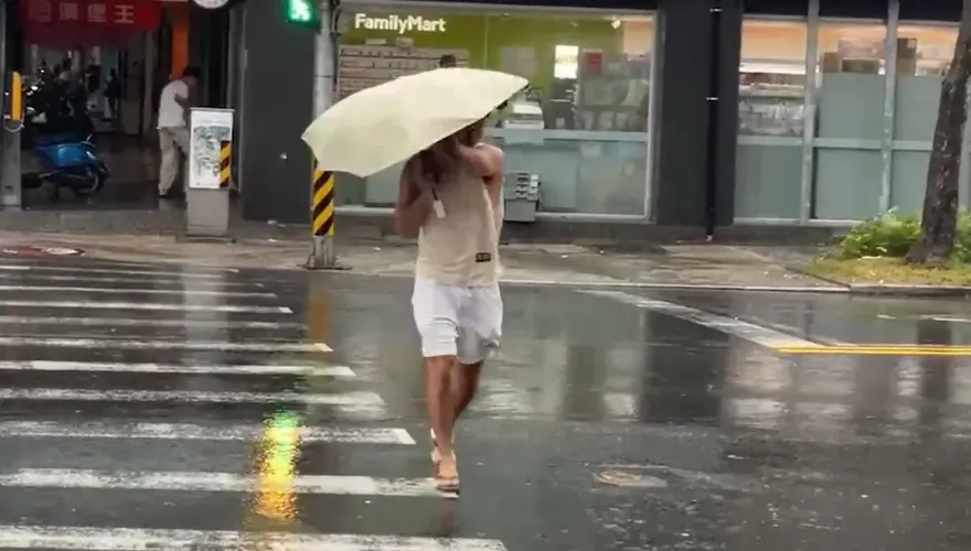 快訊/強颱凱米來敲門！北花蓮首當其衝　和平村風雨大、路人東倒西歪