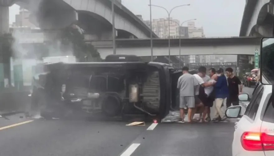 影/颱風天失控？國道1號康寧交流道「休旅車翻覆」　民眾抬出受困男子